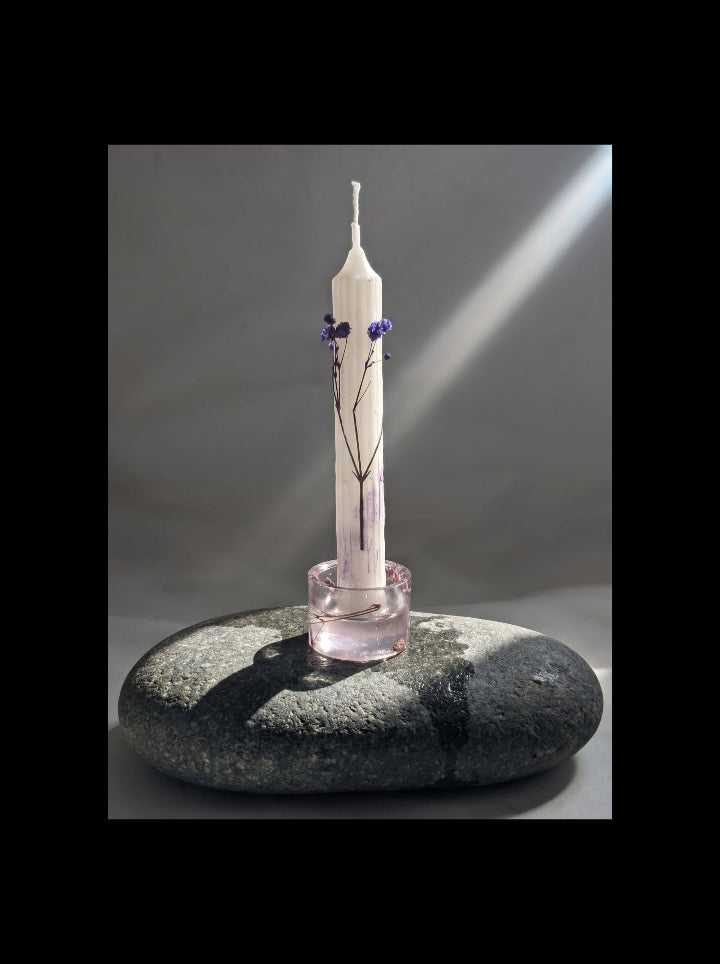 Botanical Trace beeswax candle with real flower on resin stand, front view, ConelAlma ESP