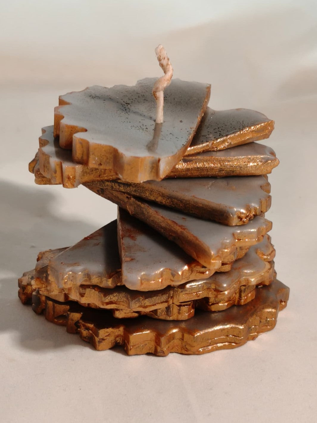 Kintsugi Tower candle detail – premium beeswax with gold kintsugi pattern