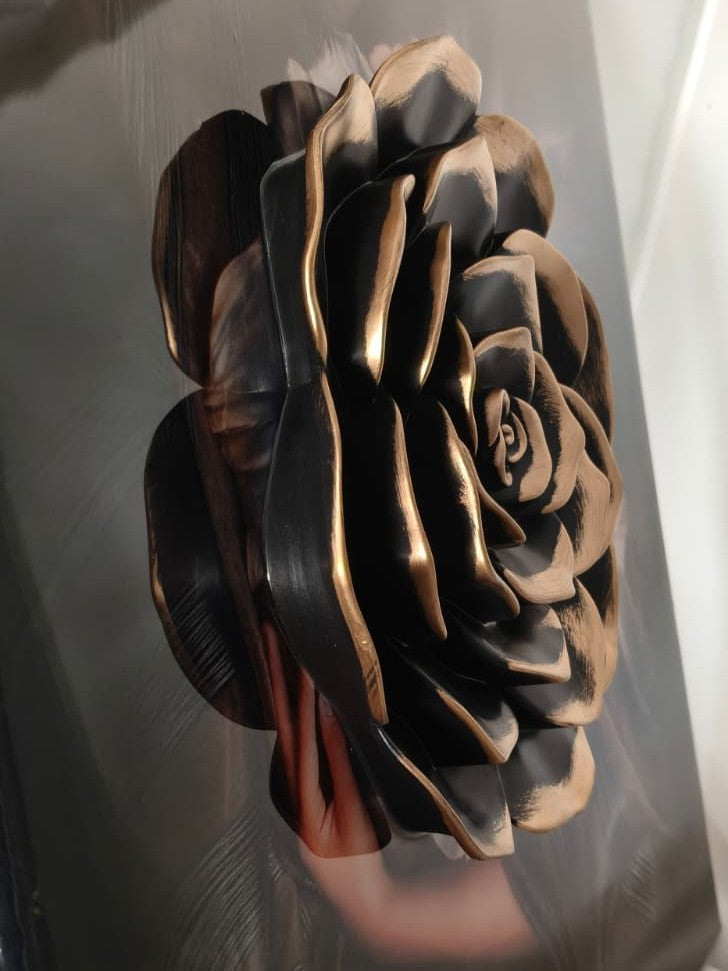 Refugio de Ternura — full view 50x50 cm resin statement piece
