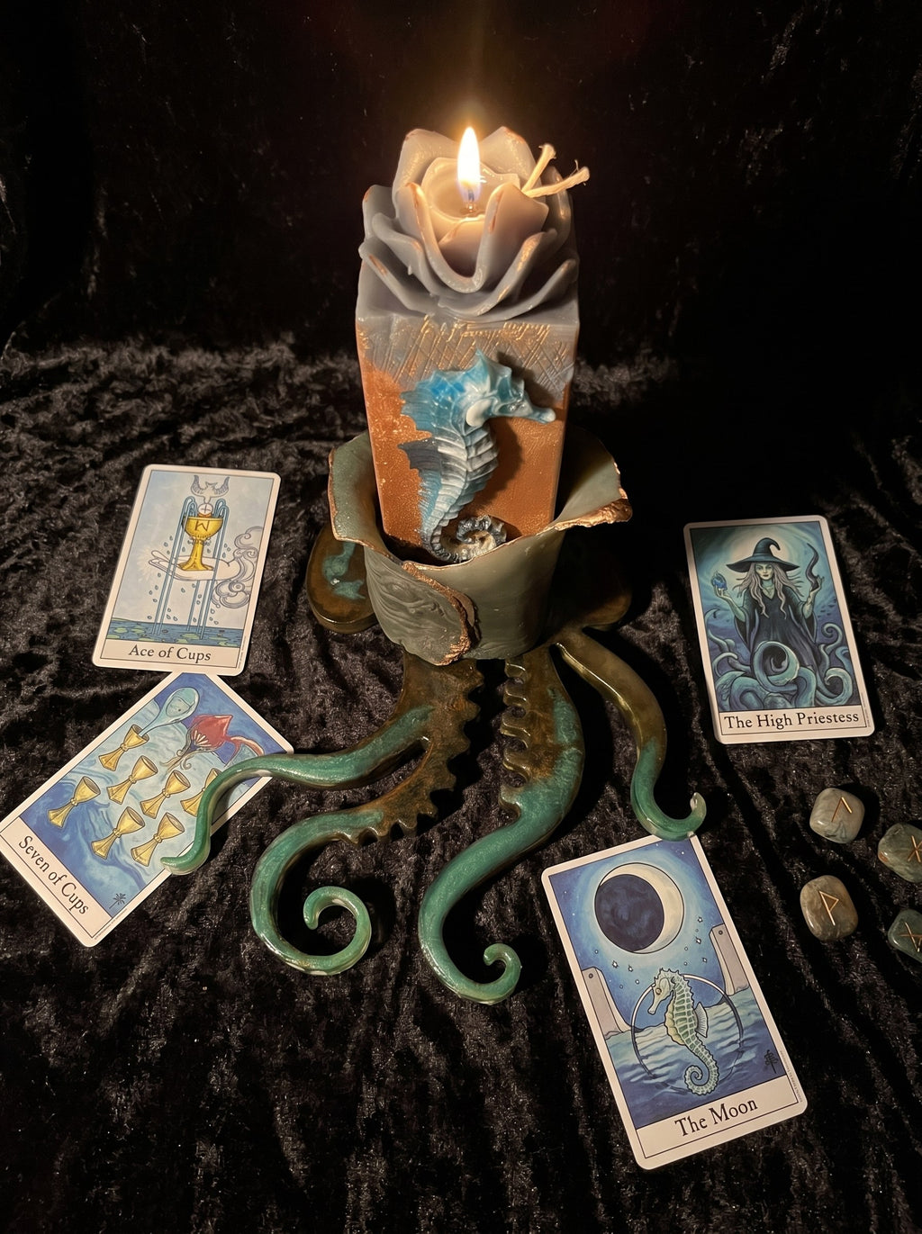 "Relic of Atlantis" candle on resin stand — lifestyle home decor styling, artisan piece from Spain | ConelAlma ESP