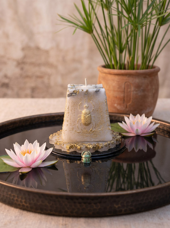 Scarab's Relic candle on resin stand — close-up texture detail | ConelAlma ESP