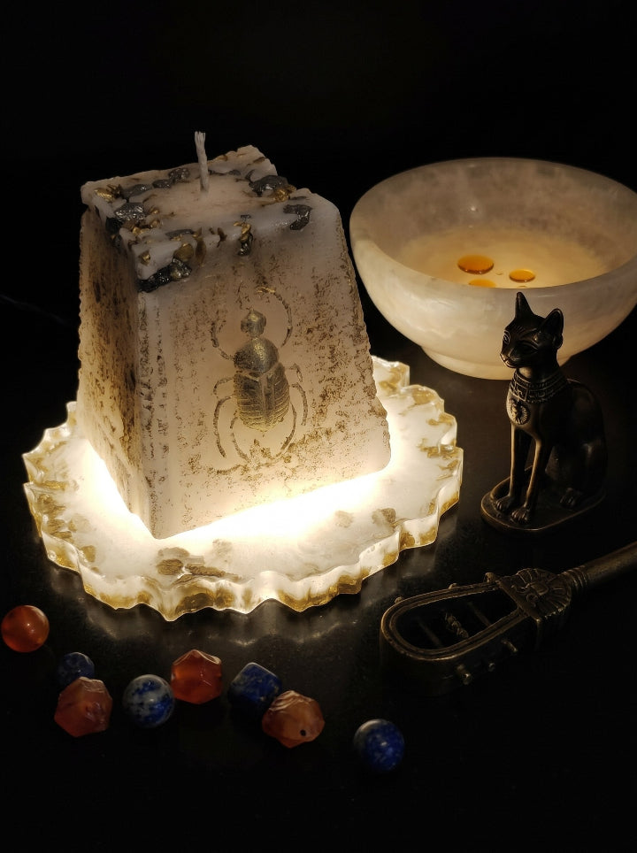 Scarab's Relic sculptural candle on handcrafted resin stand — side view | ConelAlma ESP