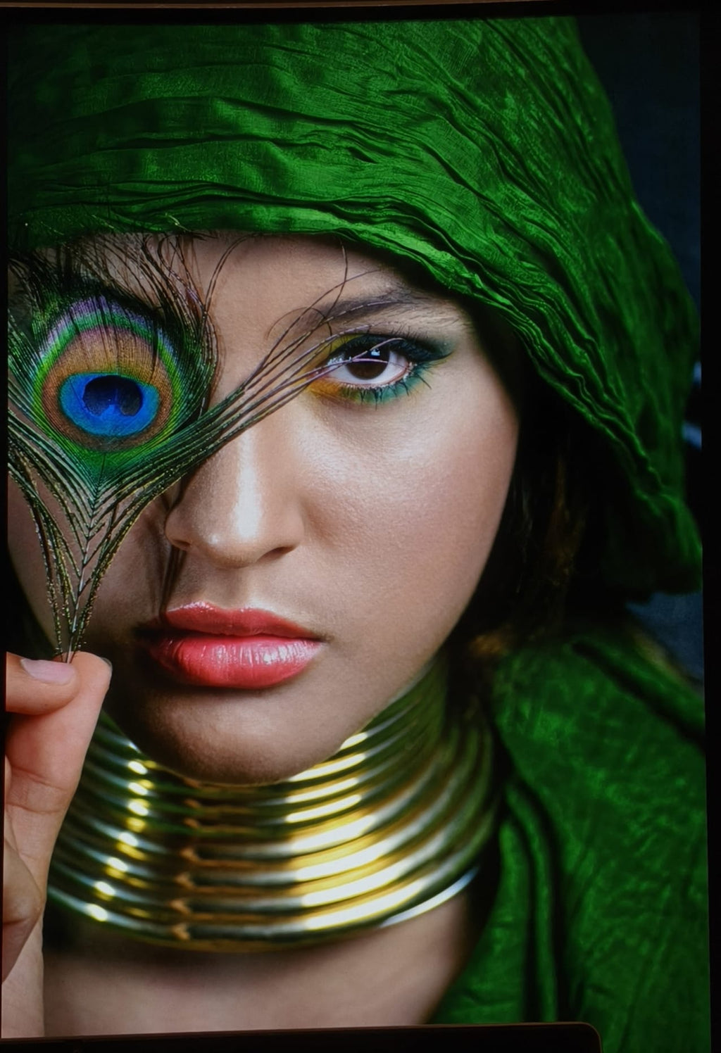 "Nefertiti — Emerald Light" archival pigment print, 50×75 cm, photographic art, one-of-a-kind — ConelAlma ESP