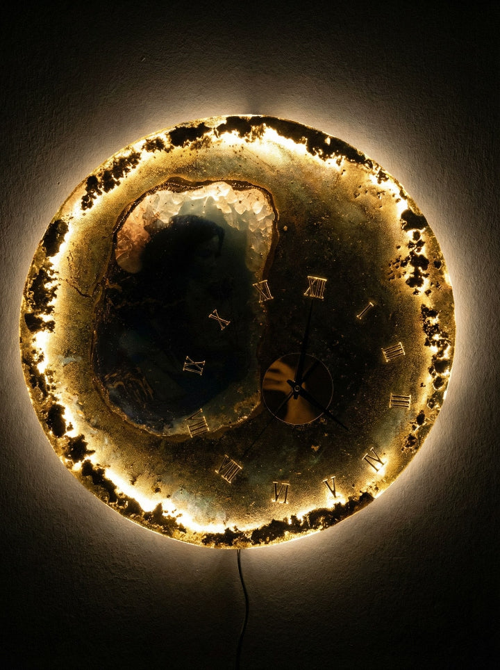 Handmade resin clock with personal photo — amber swirls and gold veins, ConelAlma ESP
