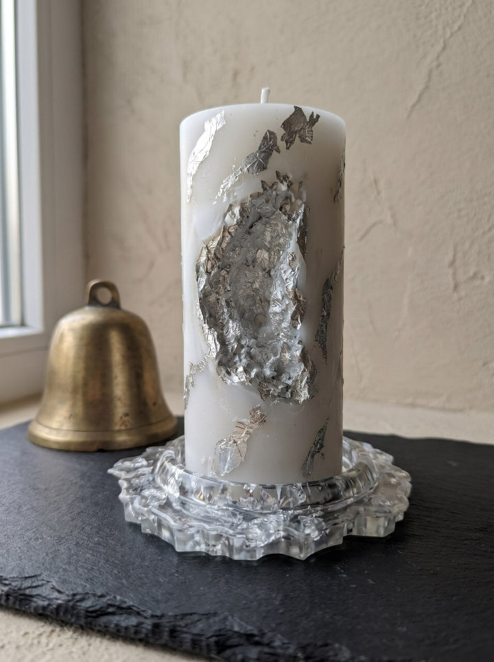 Aurum Trace pillar candle in shining gold finish, 150g beeswax, ConelAlma ESP