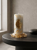 Aurum Trace handcrafted beeswax candle on artisan resin stand by ConelAlma ESP