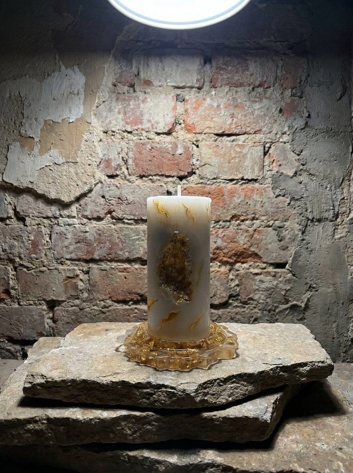 Aurum Trace candle styled in modern interior, statement piece by ConelAlma ESP