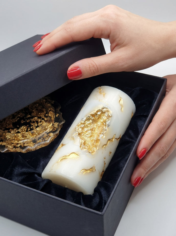Aurum Trace gold beeswax candle on resin stand, luxury home decor by ConelAlma ESP