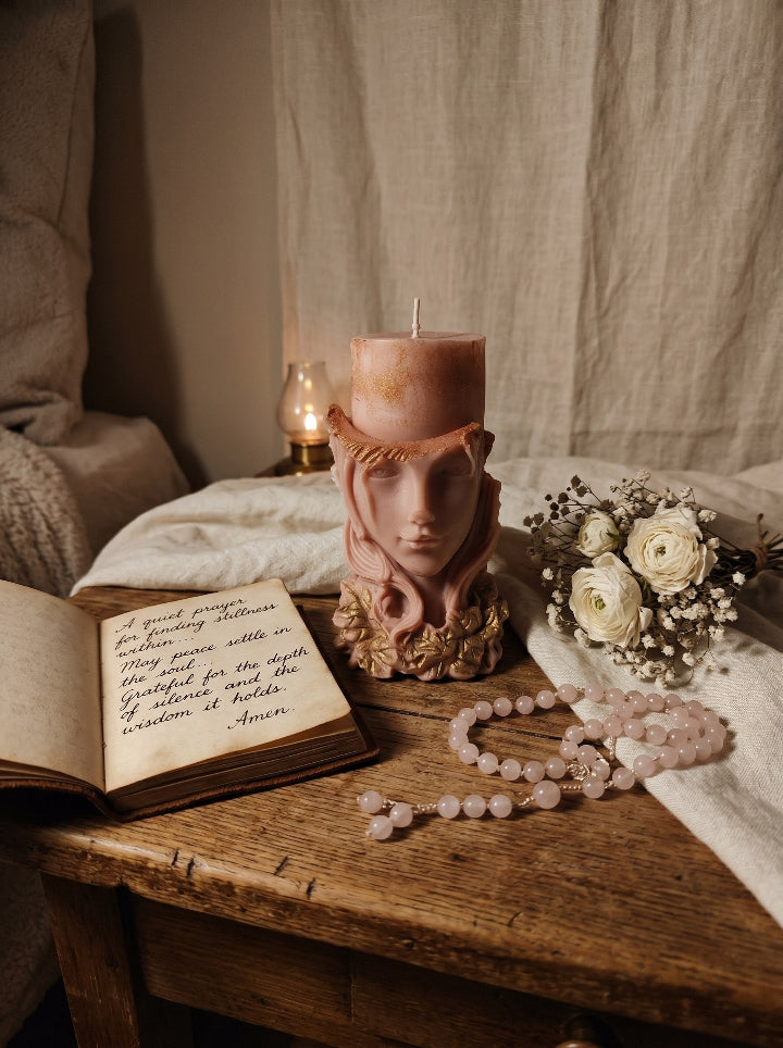 "Hearth Witch" premium gift candle, 400g soy beeswax, 72–96h burn time, ConelAlma ESP