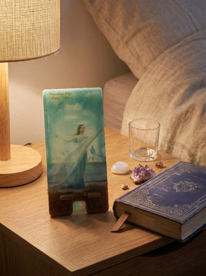 Handcrafted resin phone holder with embedded photo — artisan gift by ConelAlma ESP