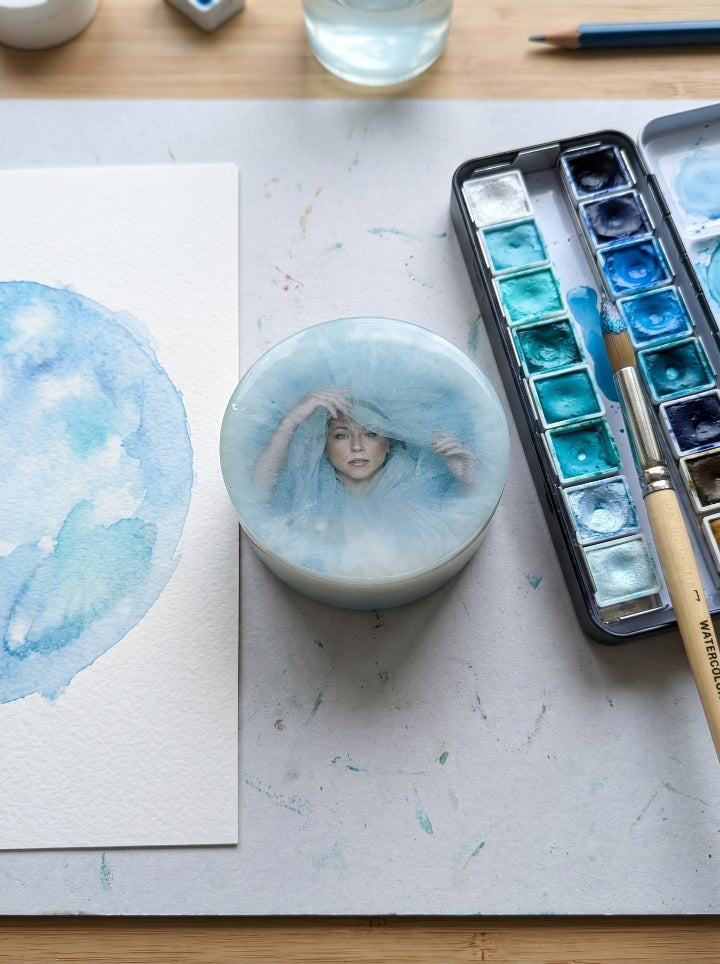 Custom resin jewellery box with personal photo — premium desk accessory, ConelAlma ESP