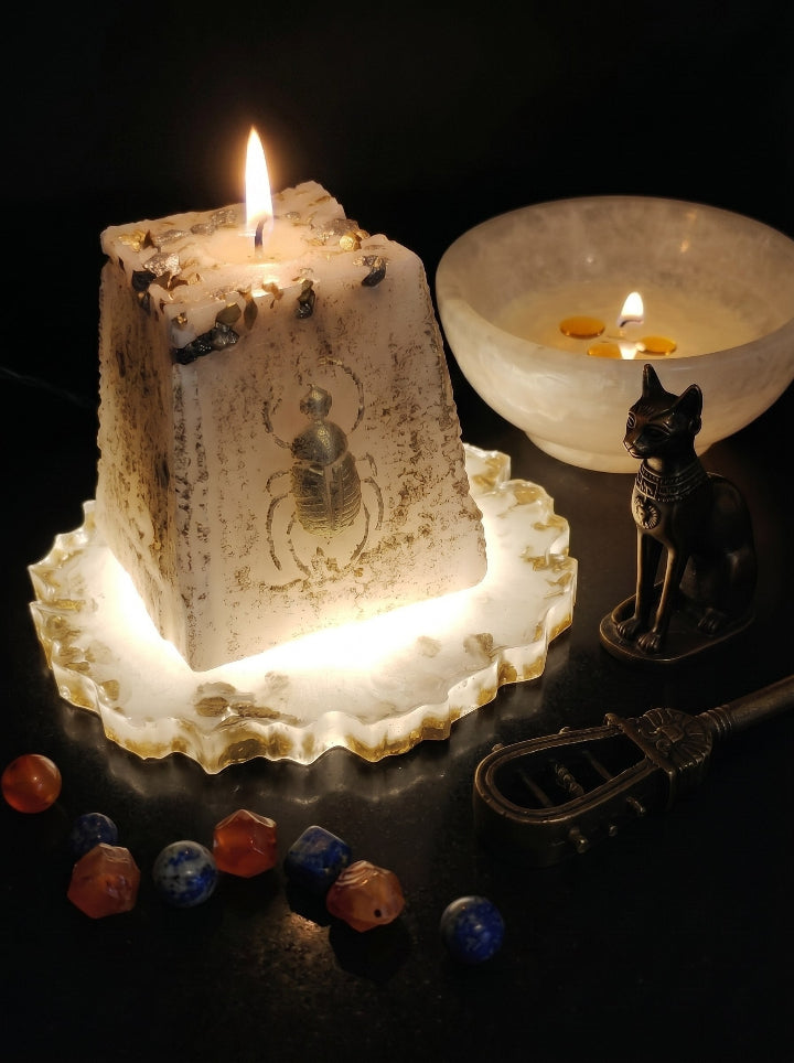 Scarab's Relic candle on resin stand — lifestyle flat lay | ConelAlma ESP