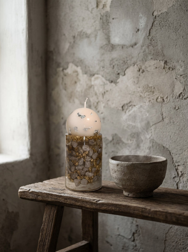 "Solstice Pillar" Mini candle on resin stand – lifestyle shot, ConelAlma ESP