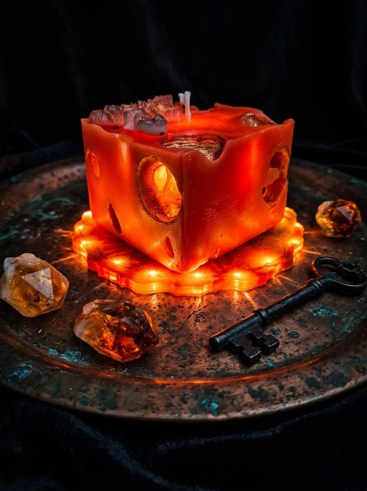 "Bee's Relic" handmade beeswax candle close-up with bee sculptures on top and honeycomb, ConelAlma ESP
