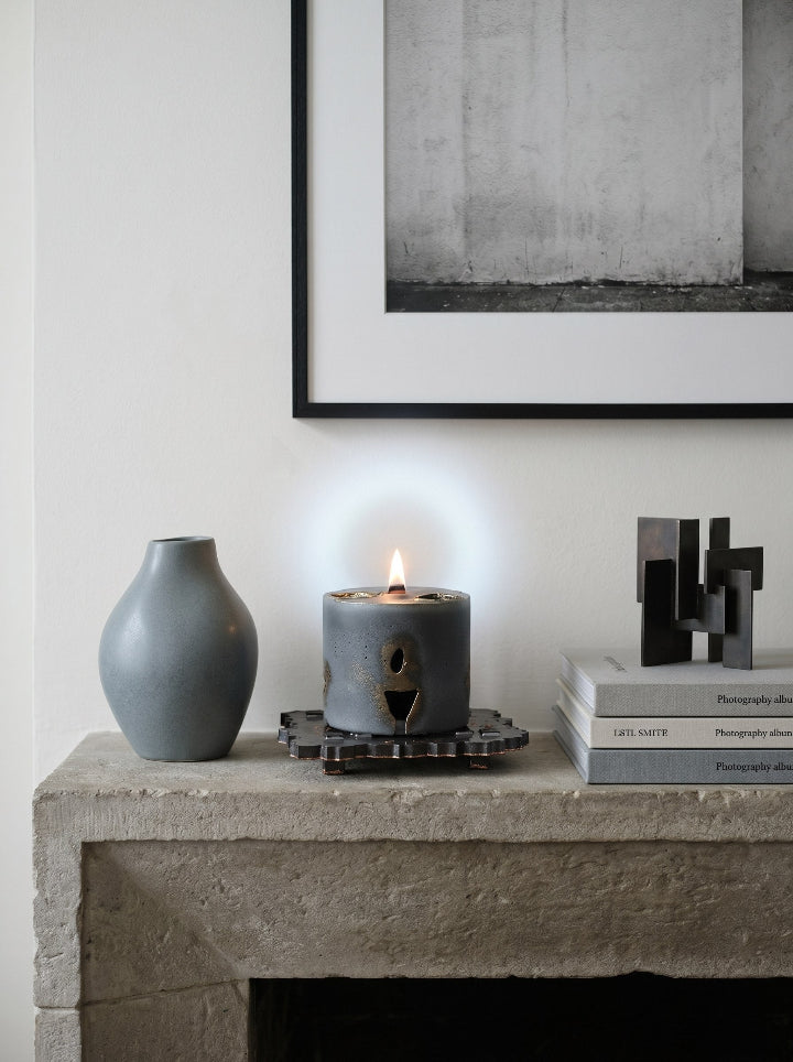Hidden Ember beeswax candle on handcrafted resin stand — front view | ConelAlma ESP