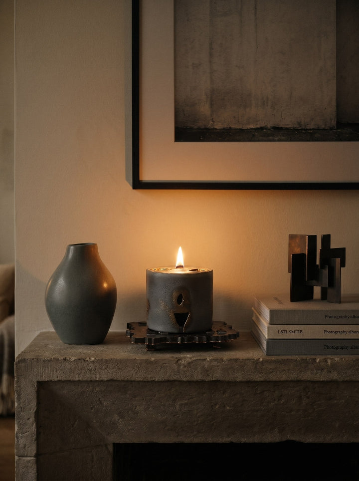 Handmade beeswax pillar candle on resin stand — close-up texture detail | ConelAlma ESP