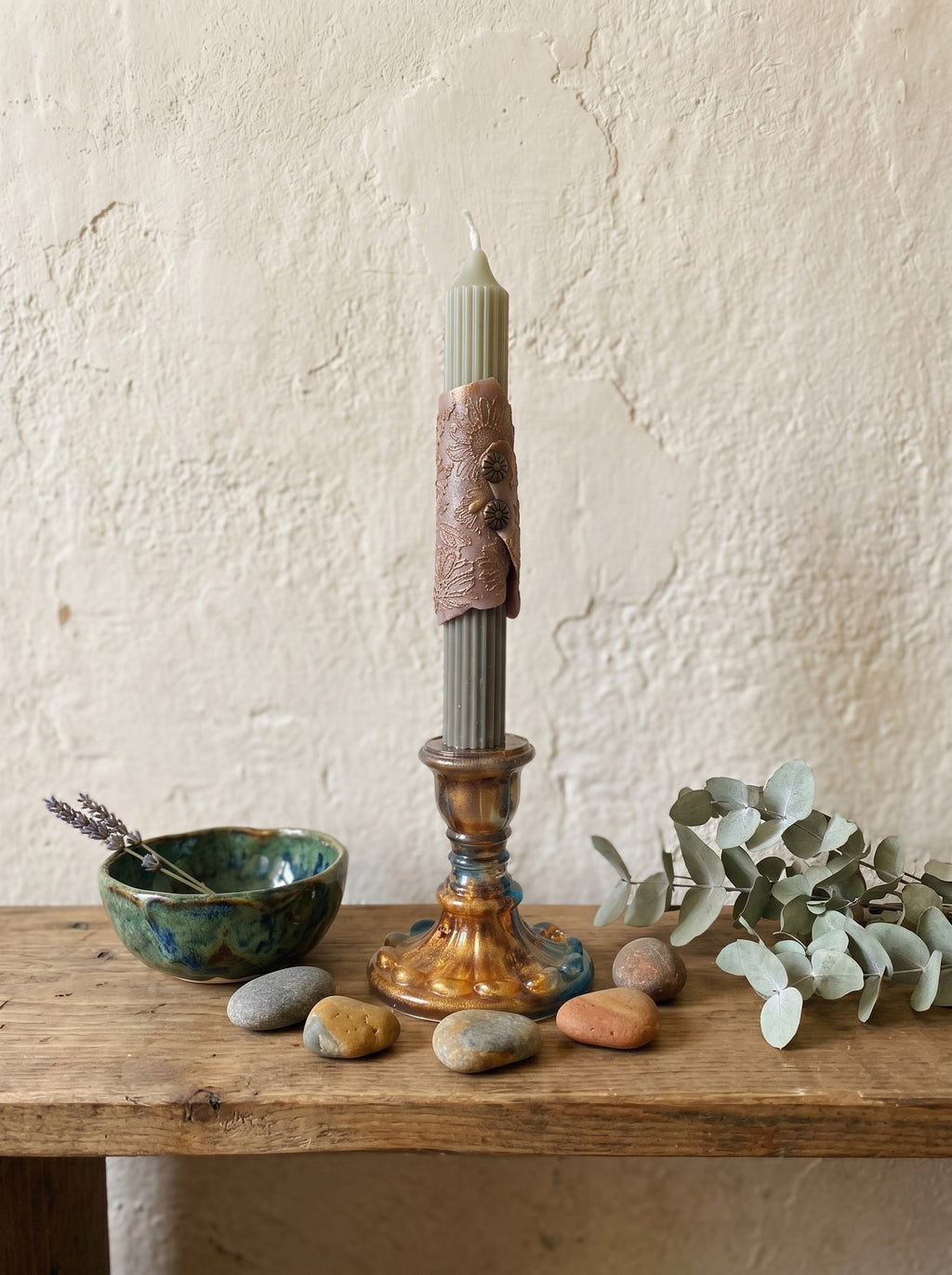 Close-up of Gilded Vestige Deep Bronze beeswax candle, gilded details handcrafted in Spain, ConelAlma ESP