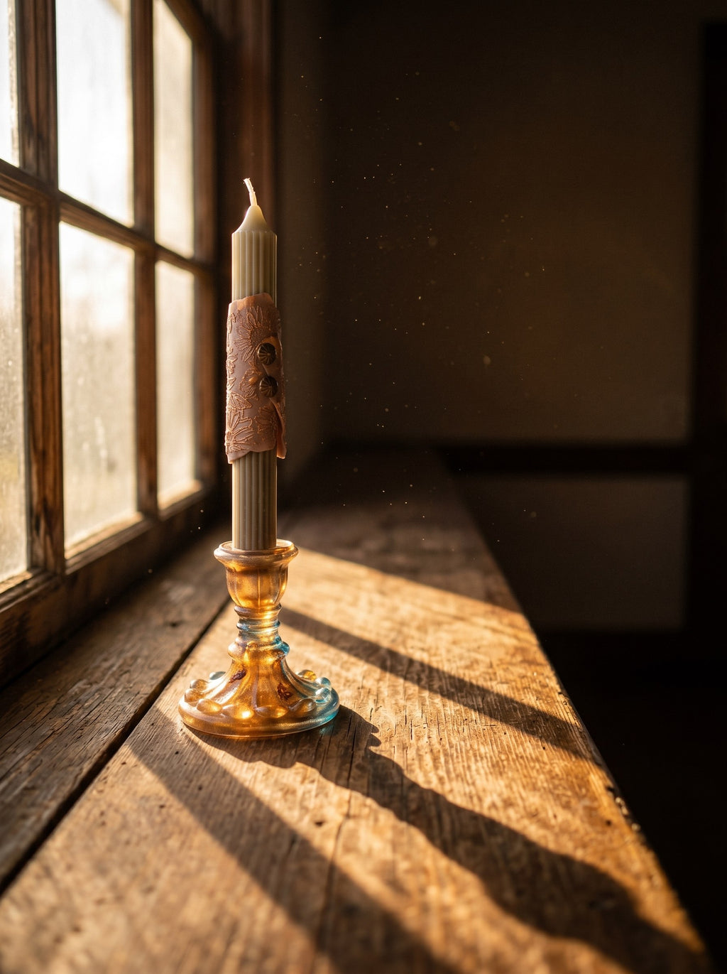 Gilded Vestige burning beeswax candle on resin stand, 1-2 months burn time, luxury handmade candle Spain ConelAlma ESP